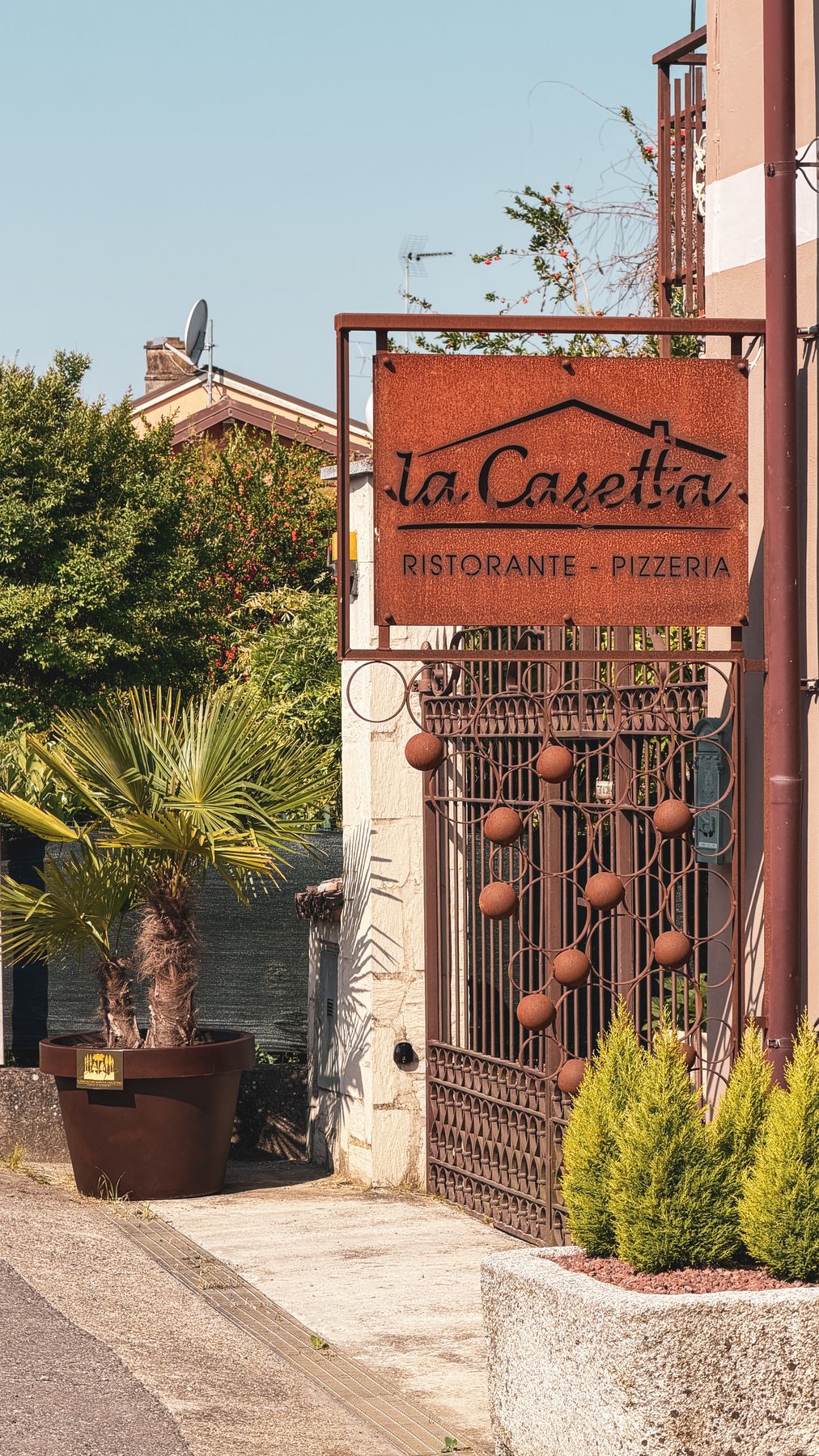 Ingresso del ristorante La Casetta con allestimento verde