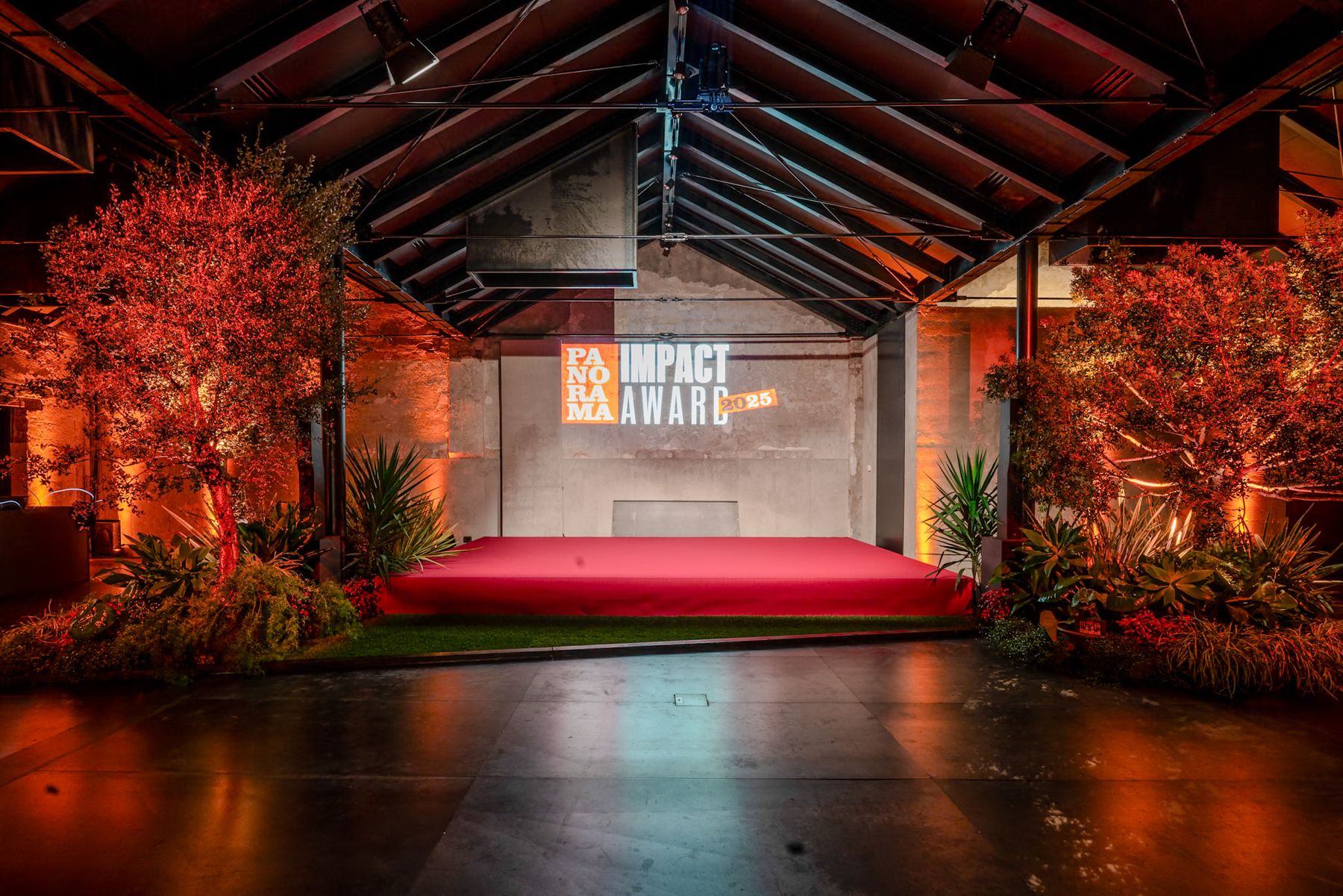 Palco allestito con ulivi e piante per il Panorama Impact Award