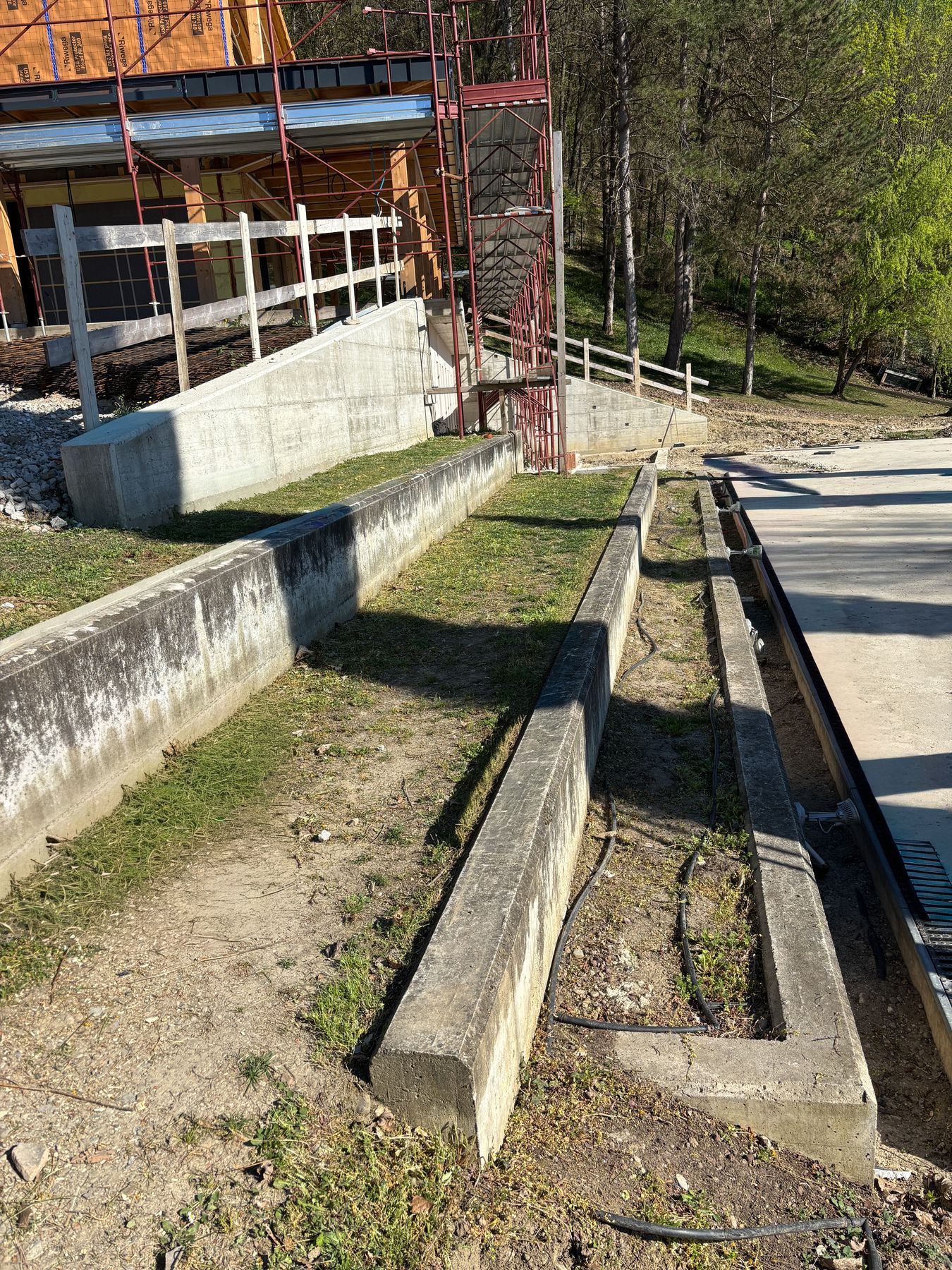 Area piscina prima della sistemazione