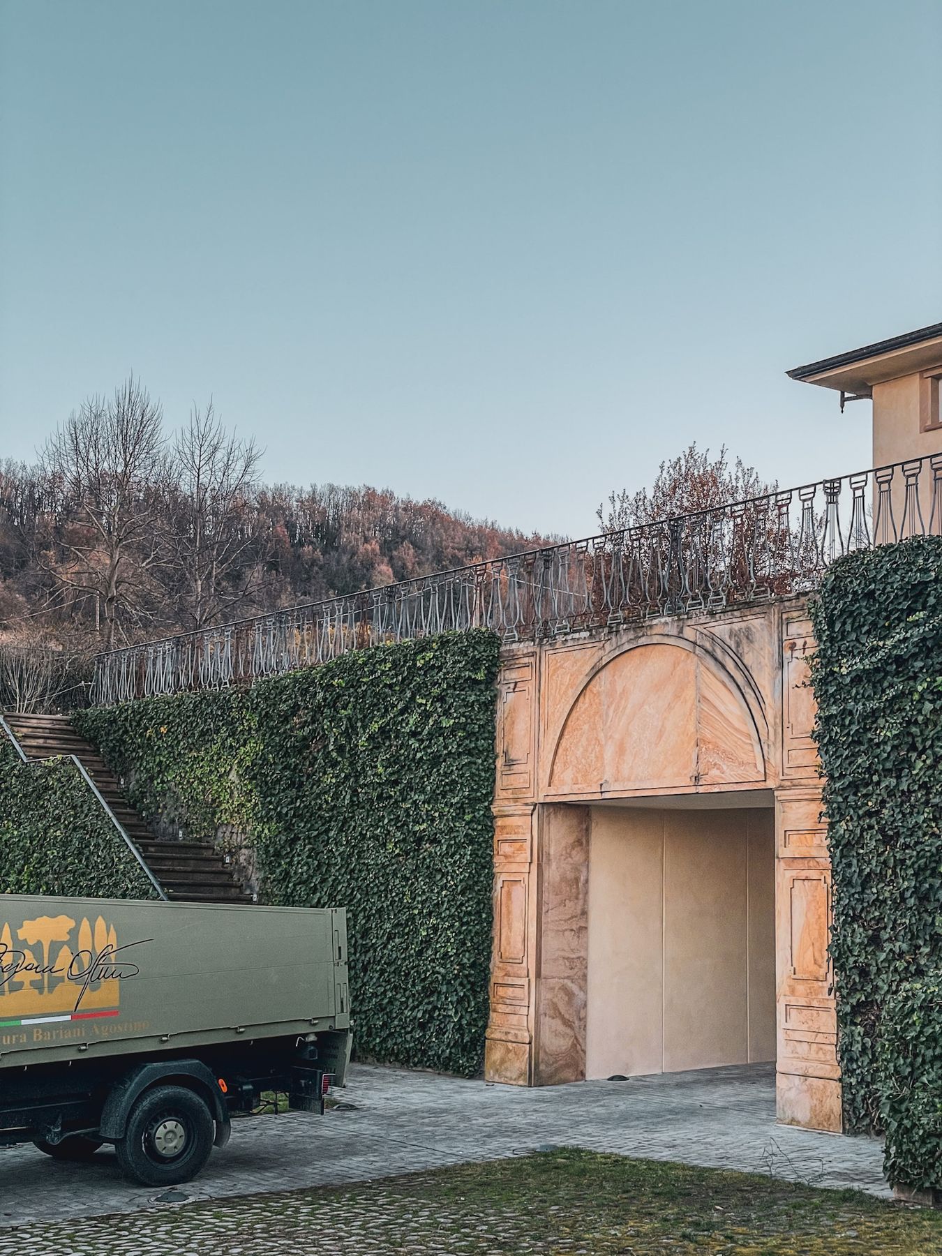 Ingresso della villa con edera