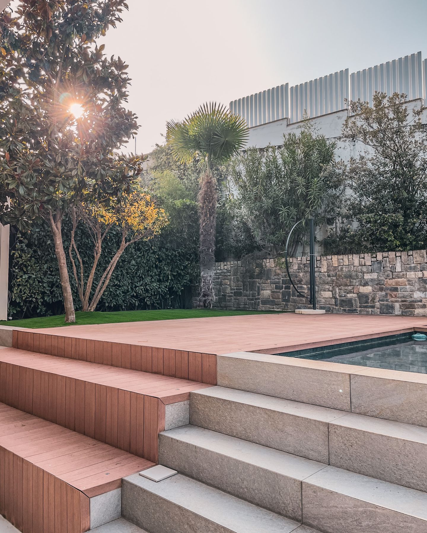 Terrazza in legno e piscina