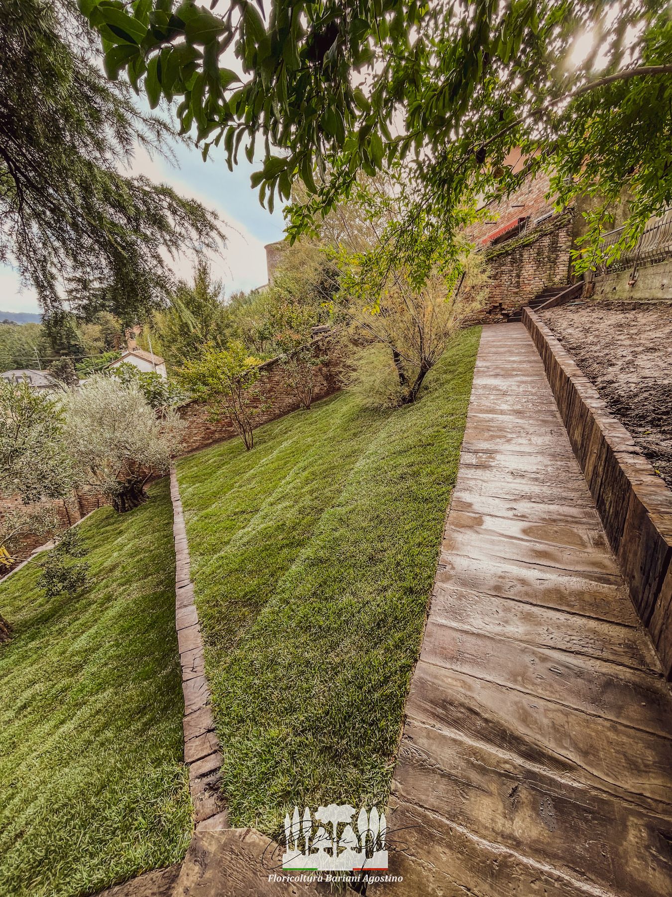 Percorso in legno in un giardino paesaggistico